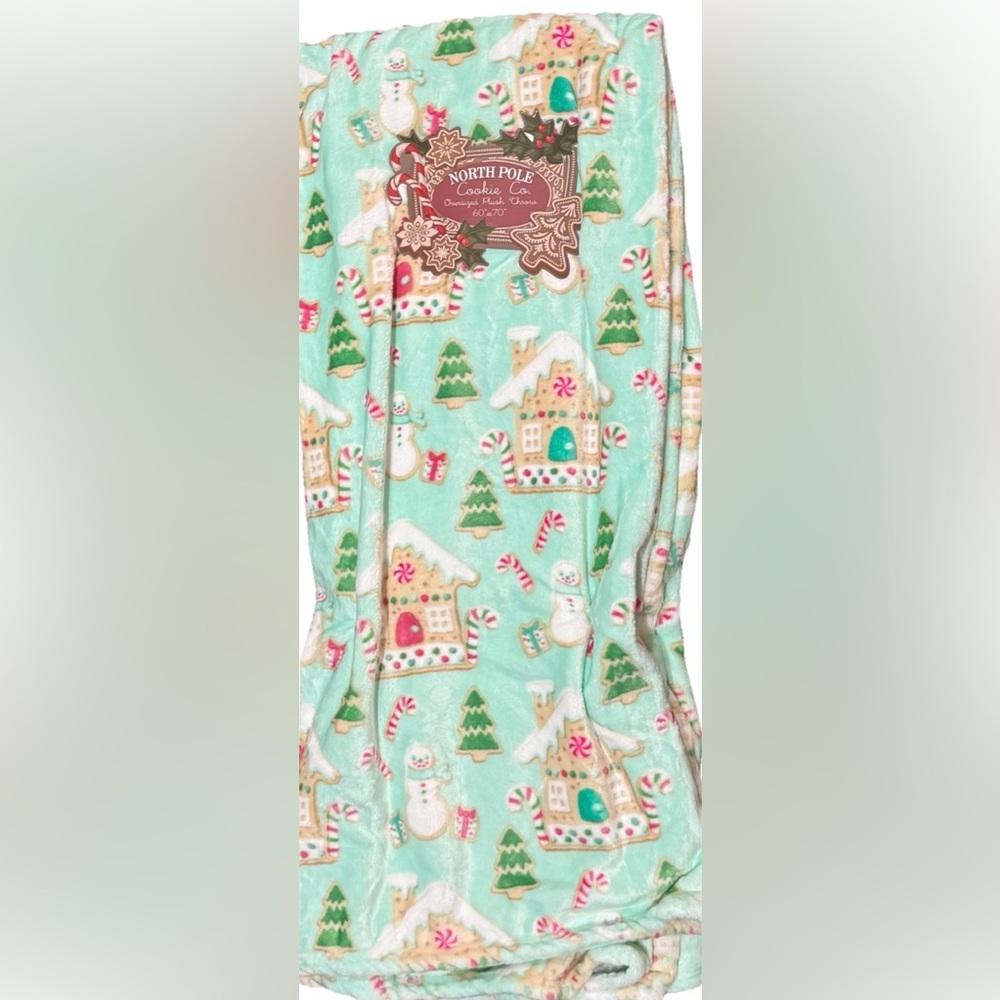 CHRISTMAS HOLIDAY GREEN THROW BLANKET w/ GINGERBREAD HOUSES & CUT OUT COOKIES